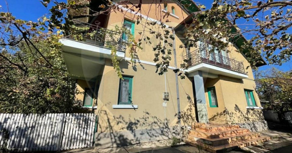 Casă / Vilă spațioasă cu curte generoasă în Urlați