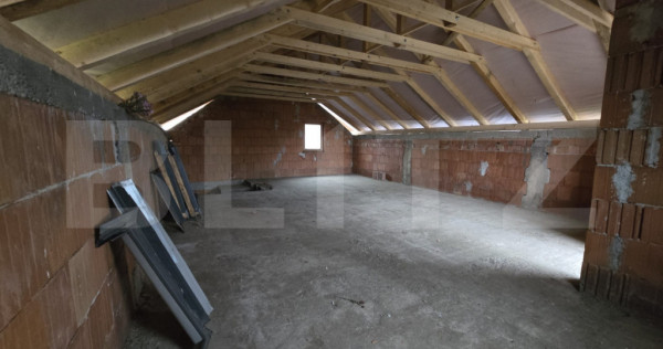 Casa la rosu, 191mp, teren 471mp. Viile satu Mare