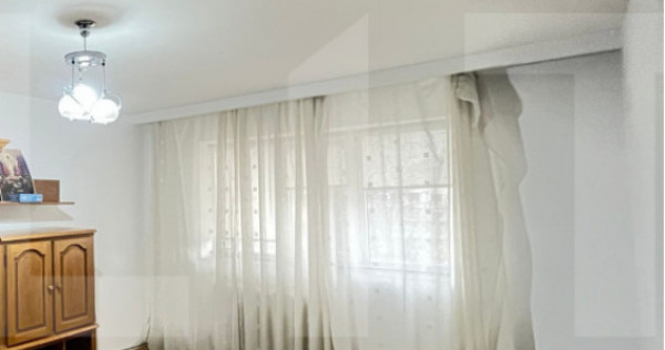 Vanzare apartament de 3 camere, etaj 3, decomandat zona Prim