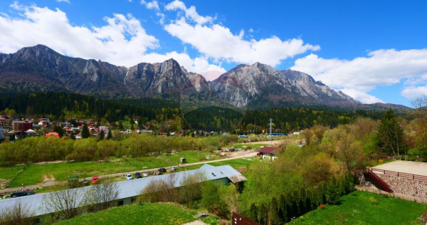 Vedere superbă spre Bucegi, l&acirc;ngă Castelul Cantacuzino...
