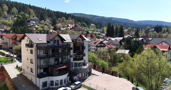 Vedere superbă spre Bucegi, l&acirc;ngă Castelul Cantacuzino...