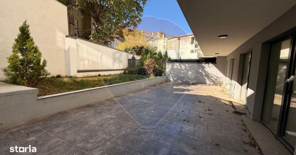 Vanzare Apartament 4 cu camere cu curte / loc parcare/ ul...