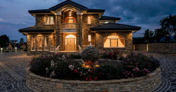 Casa exclusivista cu arhitectură unică, 320mp utili, Horod