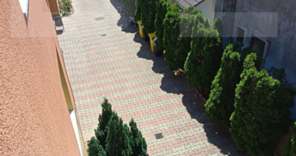 Vand apartament in cartier de case