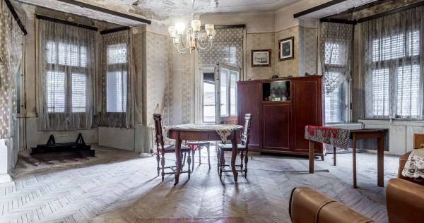 Apartament ultracentral cu 4 camere partial amenajat Comi...