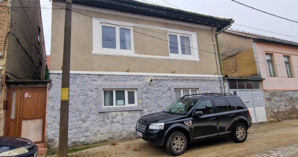 Resita Casa la Pret de Apartament,Parter, Etj 1 si Pod, Zona