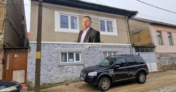 Resita Casa la Pret de Apartament,Parter, Etj 1 si Pod, Zona