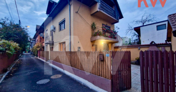 Casa 3 etaje, zona Centrala