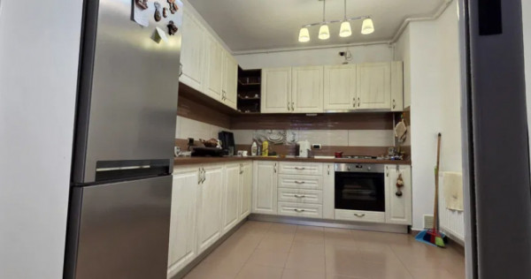 Apartament 2 camere, decomandat - zona Tractorul