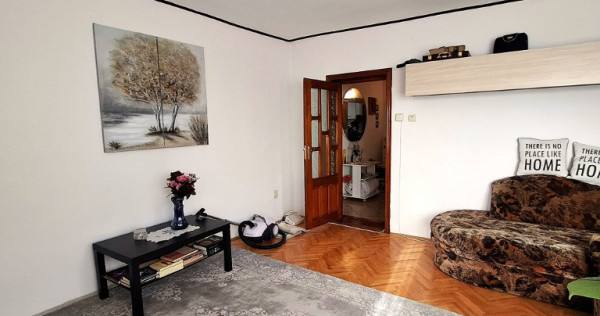 De vanzare apartament cu 4 camere , etaj 2