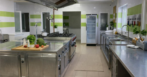 Spatiu multifunctional,locuri parcare in curte,gradina,facil