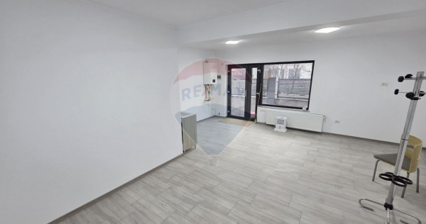 Spațiu comercial cu locuri de parcare.