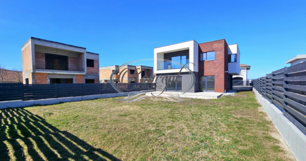 Locuinta moderna cu design cubic si curte plana in Dezmir