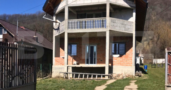 Casă (la rosu), Livadă și Pădure, Teren Generos și Plat