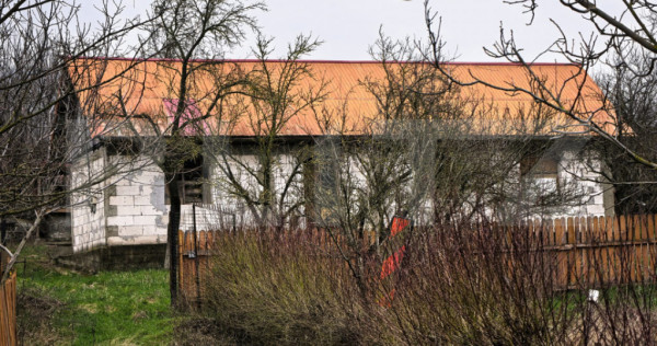 Casa intabulata la rosu langa DN24 in Schitu Duca