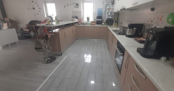 Victoriei , zona Marul de Aur, 4 camere, etaj 1