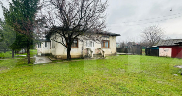 Casă din chirpici, cu teren 1900 mp - Calinesti