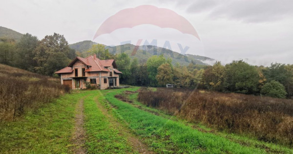 Casă la roșu de v&acirc;nzare &ndash; 6.400 mp teren &ndash; Copalni...