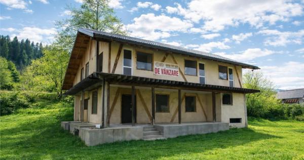 FILM! Constructie rustica tip Casa Verde, cu parau si panora