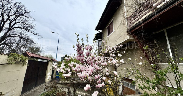 Casă individuală cochetă, cu priveliște, garaj, teren...