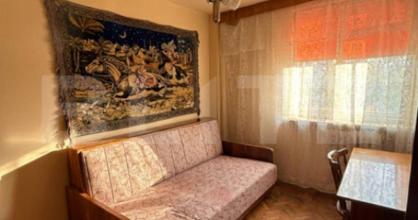 Apartament cu 3 camere, etajul 1, decomandat