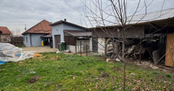 Casă renovată cu teren 600 mp, garaj și anexe &ndash; Posta,