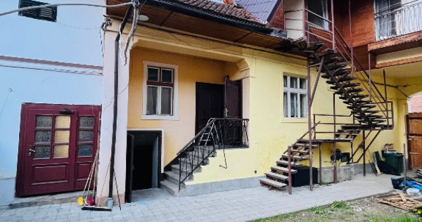 Casă săsească de v&acirc;nzare spațioasă,beci cu arcade,Rasnov in Zona 1