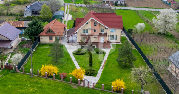 Casă/vilă de v&acirc;nzare cu teren generos 3659 mp și 3 const