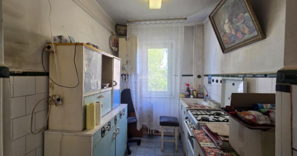 APARTAMENT 3 CAMERE-ETAJ INTERMEDIAR-ZIMBRU