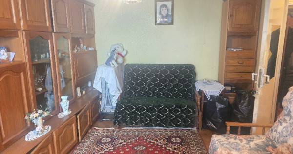 Vand apartament 2 camere decomandat in Deva, pe Bld. Balcescu, etaj 1,