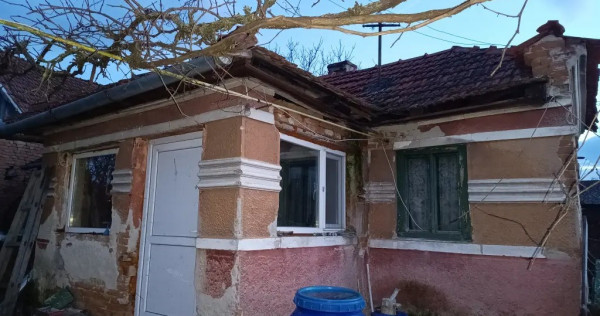 V&acirc;nd casa și gradina Petreni, jud. Hunedoara