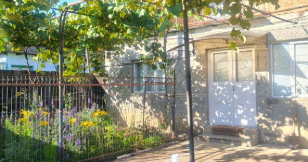 Casă cu 5 camere + anexe, mobilată, 400 mp teren &ndash; Sat Bălăneasa