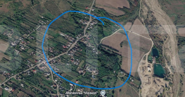 Teren intravilan 1.589 mp cu livadă matură și casă exist