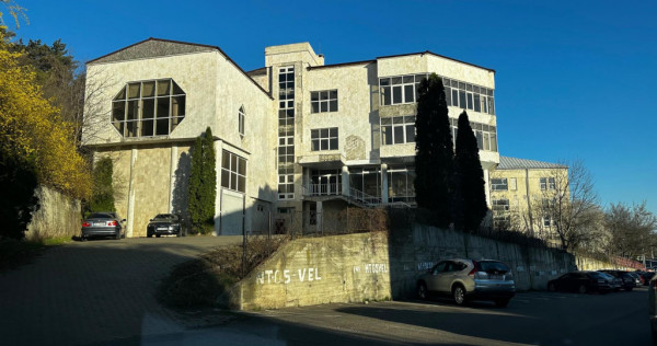 Clădire emblematică de v&acirc;nzare &icirc;n Piatra Neamț &ndash; fost