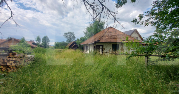 Proprietate cu potențial: 860 mp teren intravilan, casă ș