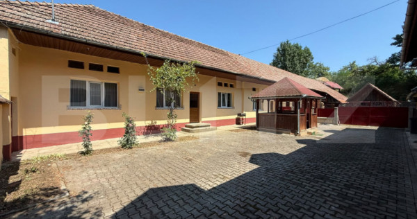 Pensiune + casă pe 5.500 mp, la poalele Munților Făgăra?