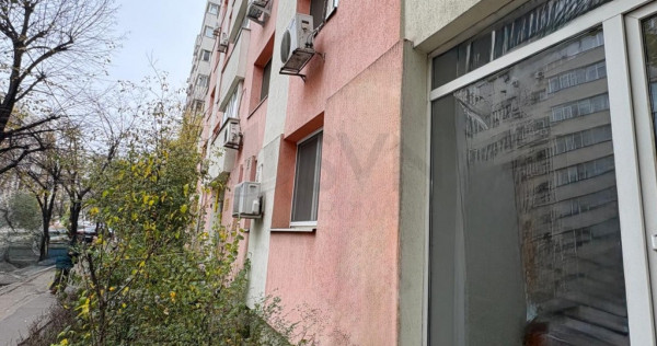 De spatiu comercial la parterul unui bloc 3 camere