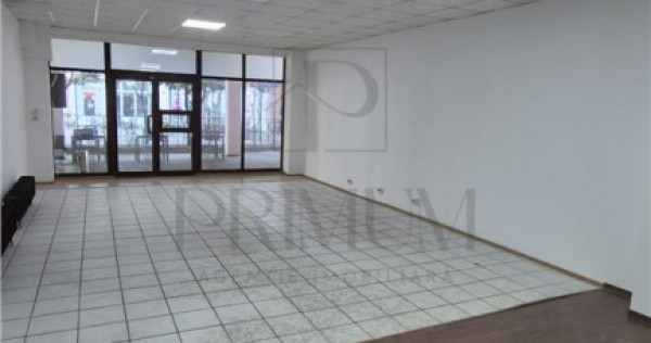 Spatiu comercial cu vitrine mari - Semicentral