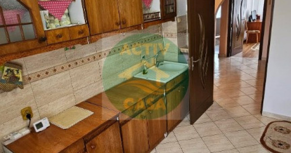 Apartament 3 camere, 2 balcoane, zona Episcopiei, Roman