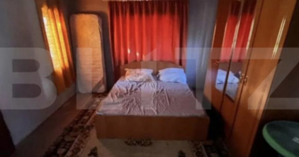 Casa de vanzare, cu 10 ari de teren, in zona linistita