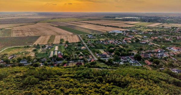 Teren pe deal, 1.150 mp, &icirc;n Miniș, front 26 m, Drumul V...