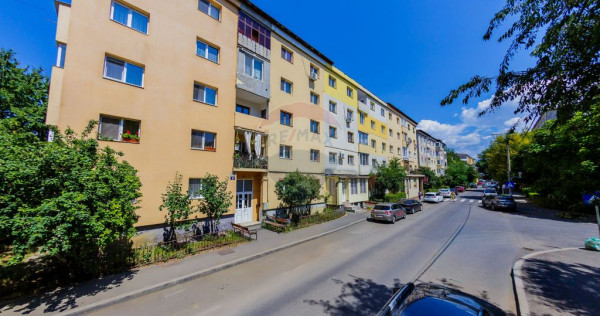 Apartament de vanzare 4 camere decomandat etaj 2