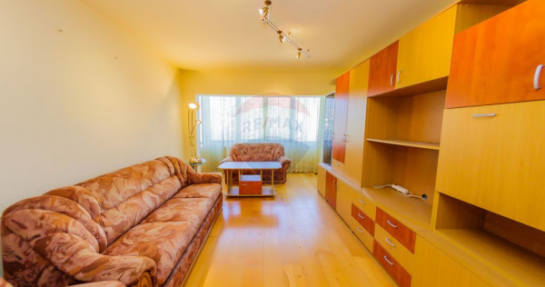 Apartament de vanzare 4 camere decomandat etaj 2
