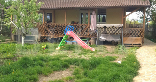 Casă deosebită din lemn masiv de stejar, 125 mp utili, ter