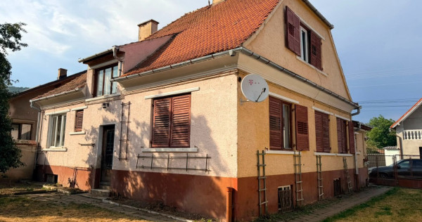 Vand Casa - Codlea, str.T.Vladimirescu, nr.9 jud. Brasov - 7 camere