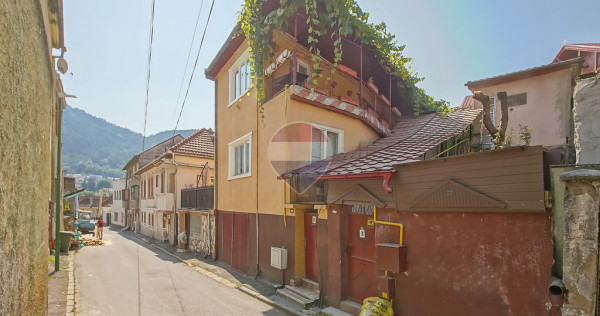 Casă cu 2 apartamente, terasă și garaj, zona Piața Un...