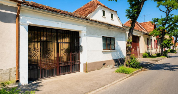 Casa cu 4 camere, garaj, pivnita boltita si potential, Braso