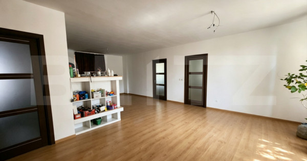 Apartament cu 3 camere, 80 mp, 3.000 mp teren, zona Reghin