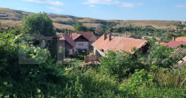 Poveste de vis l&acirc;ngă Cheia &mdash; teren cu casă bătr&acirc;neasc