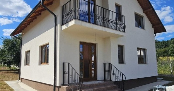 Casa / Vila ( P + 1 ) De Vanzare Zona Burdujeni